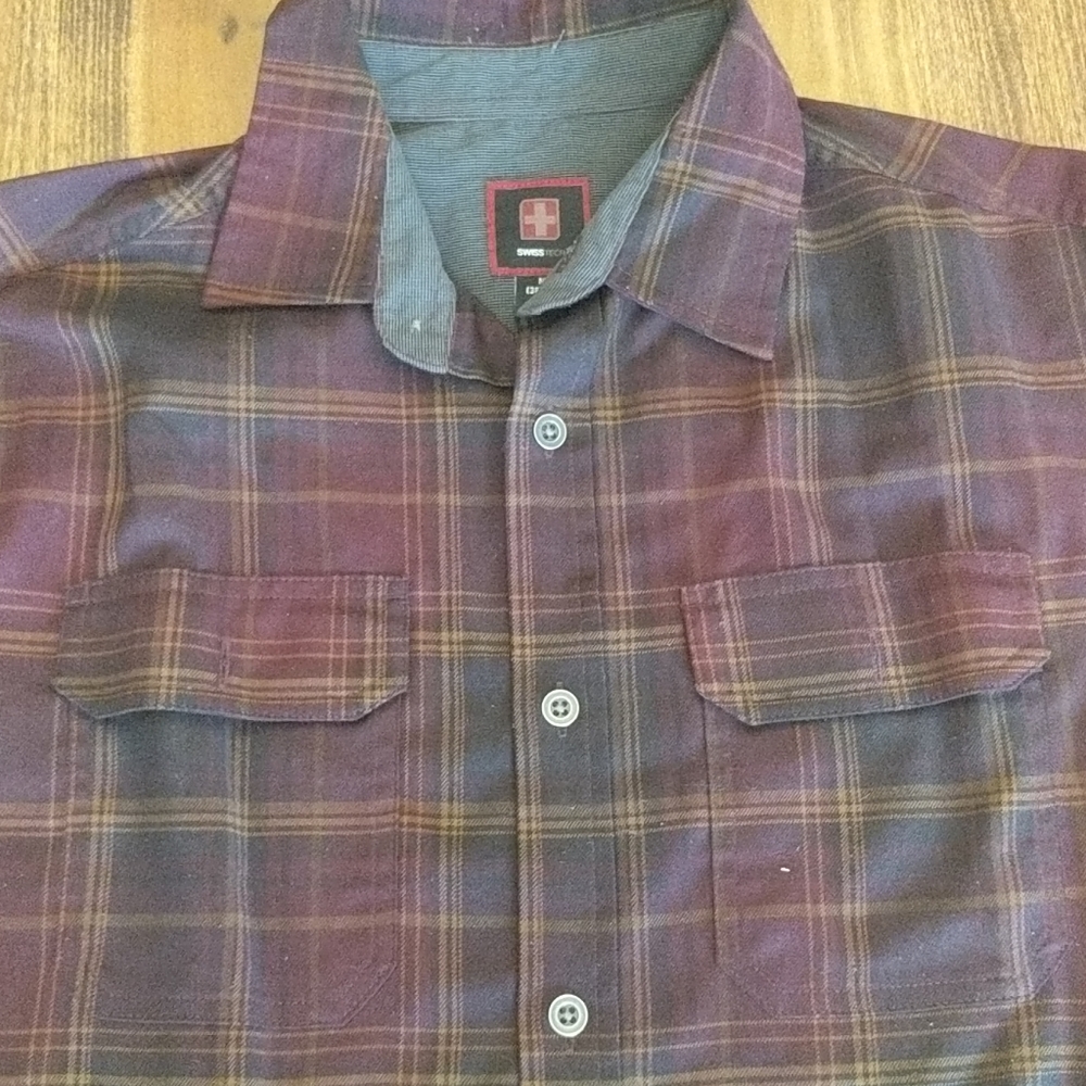 Swiss tech men's button front shirt medium